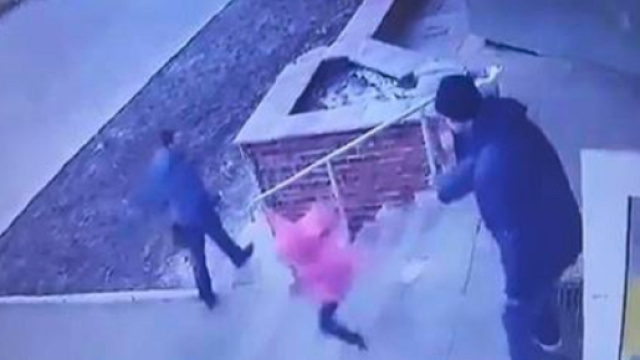 Padre lancia la figlia di 6 anni dalle scale del supermercato: "Non smetteva di fare i capricci" - Leggo.it