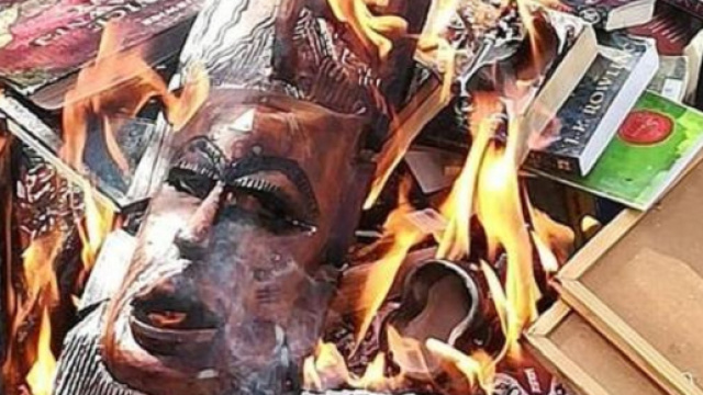 Polonia, sacerdoti bruciano libri di Harry Potter.