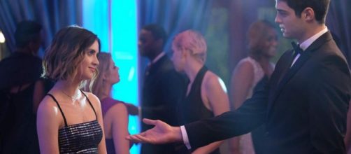 Laura Marano e Noah Centineo formam um casal no filme (Divulga&ccedil;&atilde;o/Netflix)