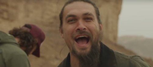 Jason Momoa afeit&aacute;ndose la barba