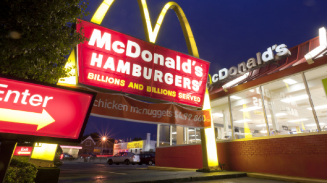 Australia: cenano da McDonald's e la figlia di 2 anni trova un preservativo nel locale