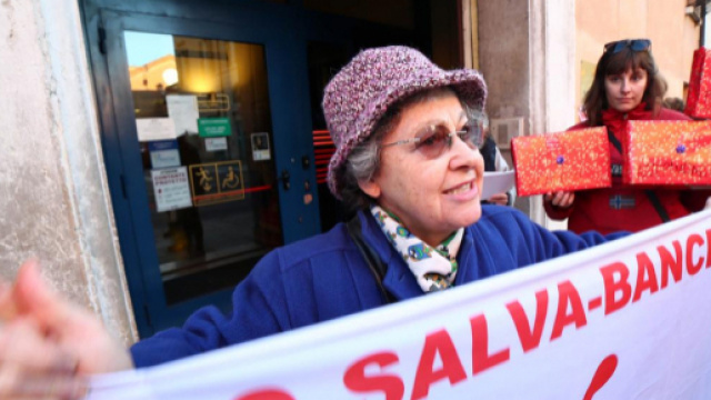 Giovanna Mazzoni, la pensionata truffata dalle banche querelata da Matteo Renzi