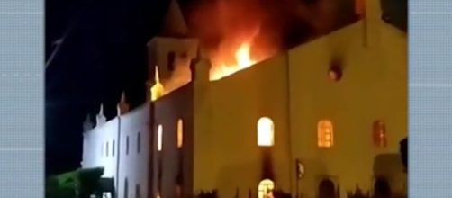 Igreja cat&oacute;lica baiana &eacute; atingida por inc&ecirc;ndio. (Reprodu&ccedil;&atilde;o/TV Bahia)