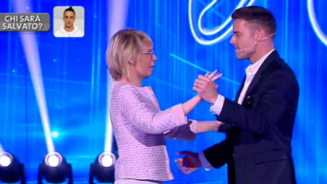 Amici: Maria De Filippi sfida 'Ballando' facendo un passo a due con Ricky Martin