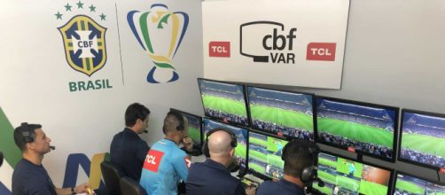 VAR causa pol&ecirc;mica na primeira rodada do Brasileir&atilde;o. (Arquivo Blasting News)