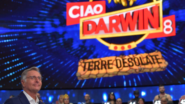 Ciao Darwin 8, un concorrente immobile dal collo in gi&ugrave; dopo il rulli: parla il cugino.