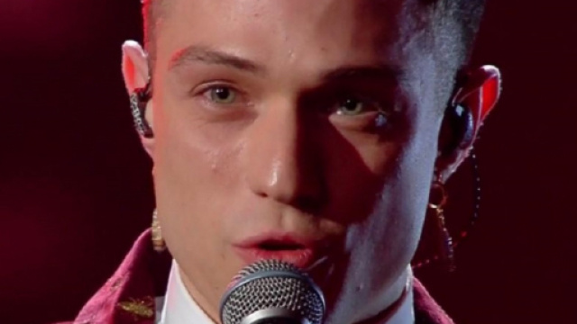 Gossip: Irama vicino alla modella Victoria mentre Malena precisa 'Nessuna storia tra noi'.