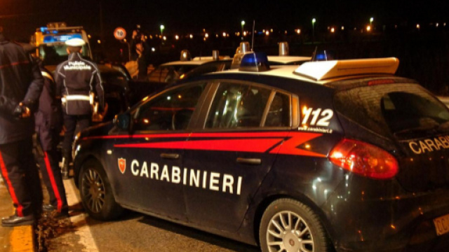 Salerno, accoltella in strada l'ex amante: arrestato dai carabinieri | fanpage.it