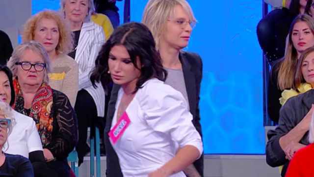 Uomini e Donne: Muriel Bassi discute con Andrea Zelletta e se ne va dallo studio