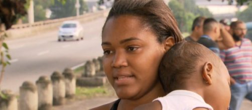 Menina de 3 anos aguarda novo cateter. (Reprodu&ccedil;&atilde;o/TV Globo)