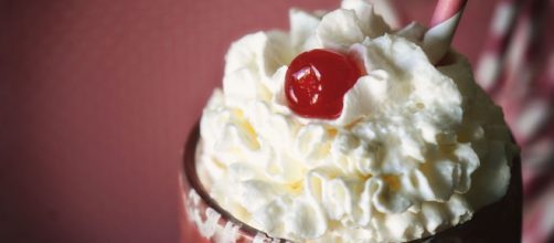 Milkshakes are so easy to make, they call for a little more originality to make things interesting. [Image Source: Blasting News]