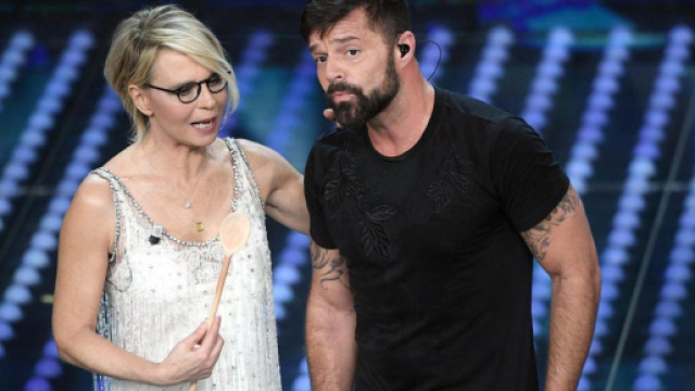 Spoiler Amici, 5&ordf; puntata: Ricky non ci sar&agrave; il 27 aprile, John Travolta forse ospite