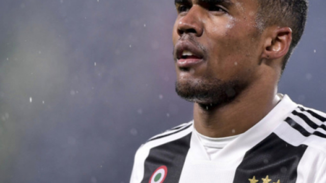 Calciomercato Juventus, i bianconeri sono gi&agrave; pronti a cedere Douglas Costa (RUMORS)