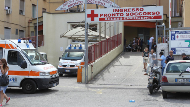 Napoli, ospedale Loreto Mare: medici dimenticano pinza nell'addome di una paziente.