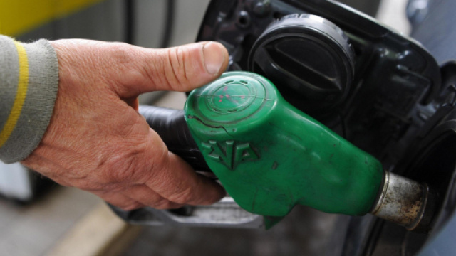 Rincaro dei prezzi benzina: oltre 2 euro per ogni litro.