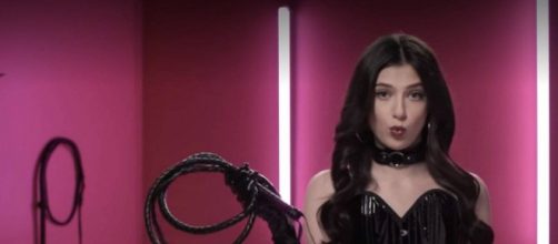 A atriz Zoe Levin vive jovem dominatrix em 'Amizade Dolorida'. (Reprodu&ccedil;&atilde;o/Netflix)