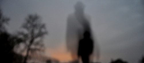 Una sombra femenina vigilando a un ni&ntilde;o