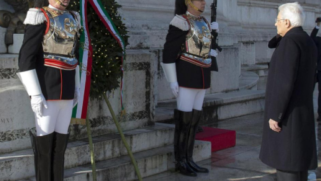 25 aprile, Mattarella depone corona alloro all'Altare della Patria