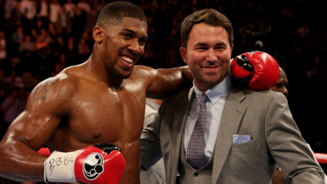 Anthony Joshua insieme al suo promoter, Eddie Hearn