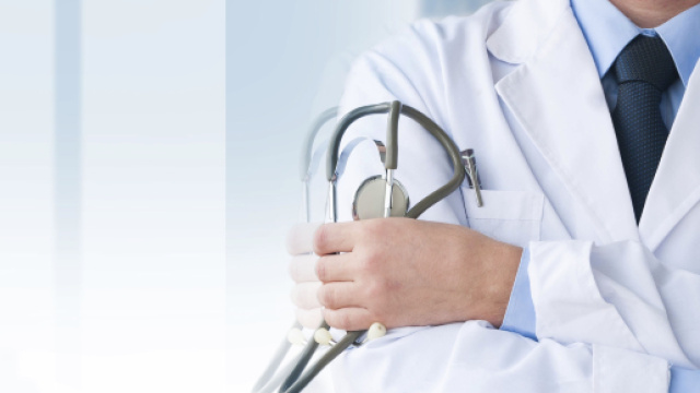 Pavia, finto medico per 30 anni faceva visite a domicilio: 'Non mi facevo pagare'