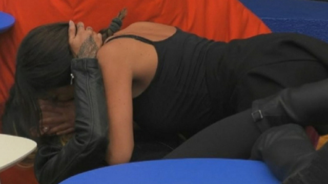 GF16, Erica e Francesca si baciano durante il gioco 'Obbligo o verit&agrave;'