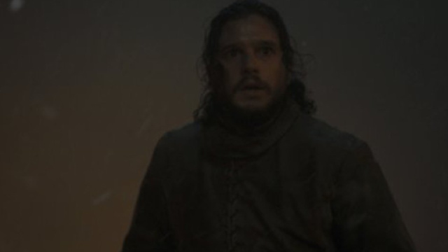 Jon con sguardo terrorizzato, circondato da fumo e fiamme