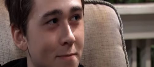 Oscar tries to console Josslyn. [Image Source: GH-YouTube]