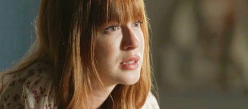 Luz &eacute; esculachada na igreja, antes do casamento da amiga Elisa (Reprodu&ccedil;&atilde;o/TV Globo)