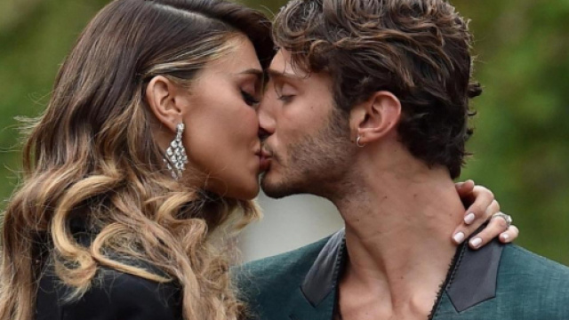 Belen Rodriguez bacia Stefano De Martino su Instagram, lui commenta: 'Solo tu'
