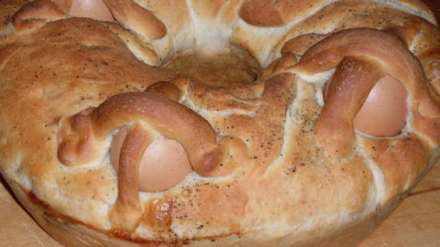 Casatiello o tornano: ecco la ricetta della torta rustica tipica ... - ristorazioneitalianamagazine.it