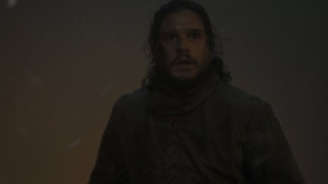 Jon guarda terrorizzato la battaglia
