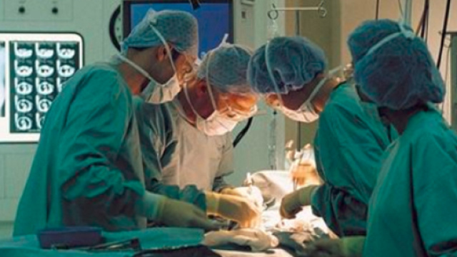 Malato di Parkinson non trema pi&ugrave;: operato al cervello, ora ha ripreso a suonare la chitarra - Il Mattino