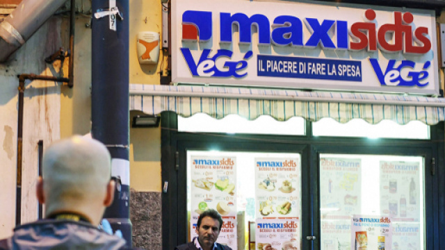 Napoli, commerciante ucciso in negozio da coltellata alla gola, fermato il figlio | cronachedi.it