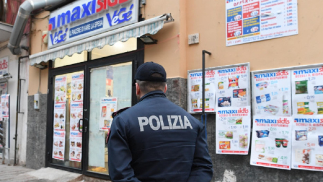 Napoli, lite in un supermercato: figlio uccide il padre accoltellandolo alla gola