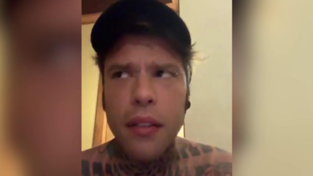 Rider contro i vip 'tirchi' che non darebbero la mancia: Fedez si arrabbia e replica.