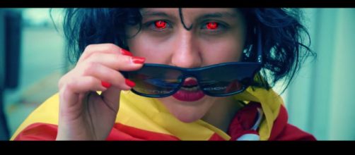 La artista Sof&iacute;a Rinc&oacute;n y el simpatizante de Vox Bertrand Ndongo graban "Superfacha"