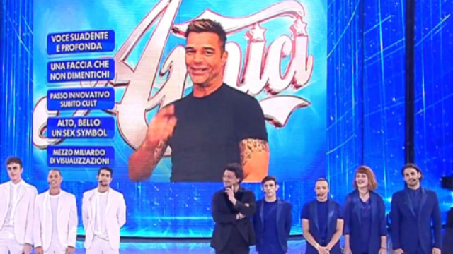 Amici 18: Ricky Martin sostituito da Fabio Rovazzi.