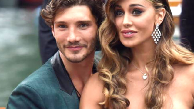 Belen Rodriguez e Stefano De Martino: il bacio della coppia da impazzire il web.