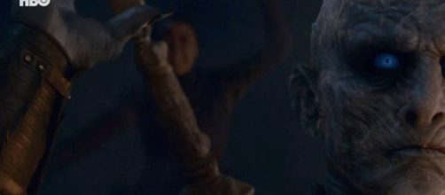 Arya faz o ataque surpresa ao Rei da Noite. (Reprodu&ccedil;&atilde;o/HBO)