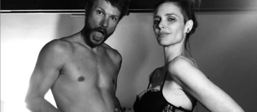 Fernanda Lima gr&aacute;vida posa ao lado do marido. (Divulga&ccedil;&atilde;o/Instagram/@fernandalimaoficial)