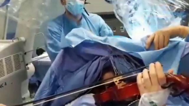 Violinista suona durante operazione