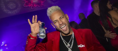 O jogador curtia uma festa at&eacute; ser flagrado com duas modelos. (Arquivo Blasting News)