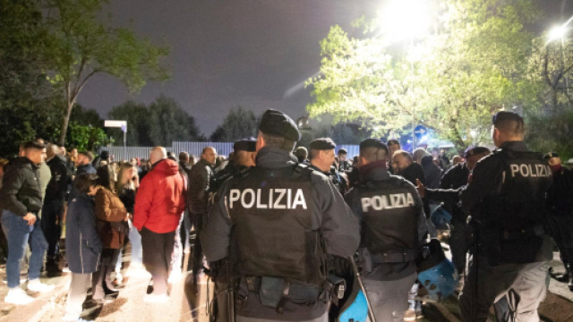 A Roma ieri pomeriggio &egrave; esplosa una rivolta nel quartiere Torre Maura contro l'arrivo di 70 rom. Il Campidoglio ha deciso di ricollocarli.