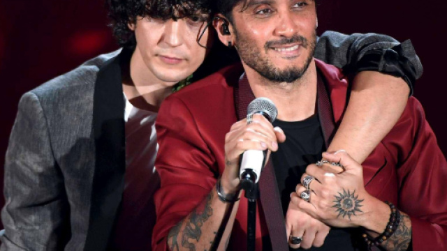 Ermal Meta e Fabrizio Moro ospiti della seconda puntata del serale di Amici.