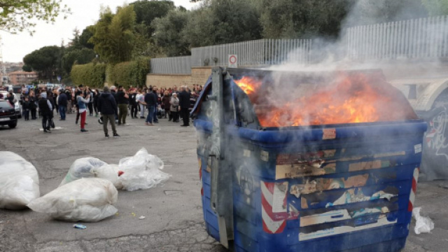 Residenti di Torre Maura in rivolta contro i rom