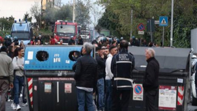 Roma, Casapound e residenti fanno sgombrare i rom