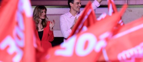Espa&ntilde;a se ti&ntilde;e de rojo con la victoria del socialismo