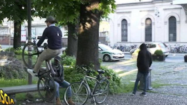 Brumotti aggredito a sassate a Monza