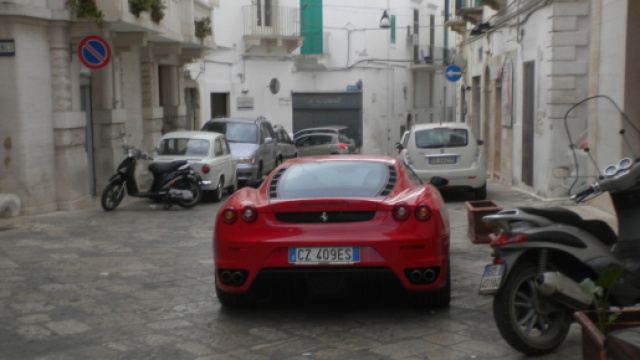 Figlio del boss arriva in Ferrari il giorno della sua prima comunione