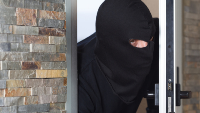 Roma, sorprende i ladri sul balcone: 48enne ferito con un coltello dai malviventi